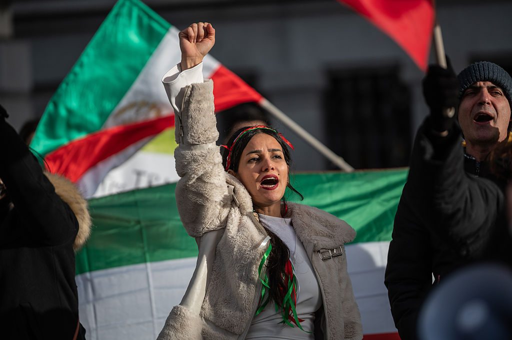 Iran, centinaia di morti nelle proteste: Trump: "Teheran vuole negoziare", Media: "Usa preparano cyberattacchi", news in diretta