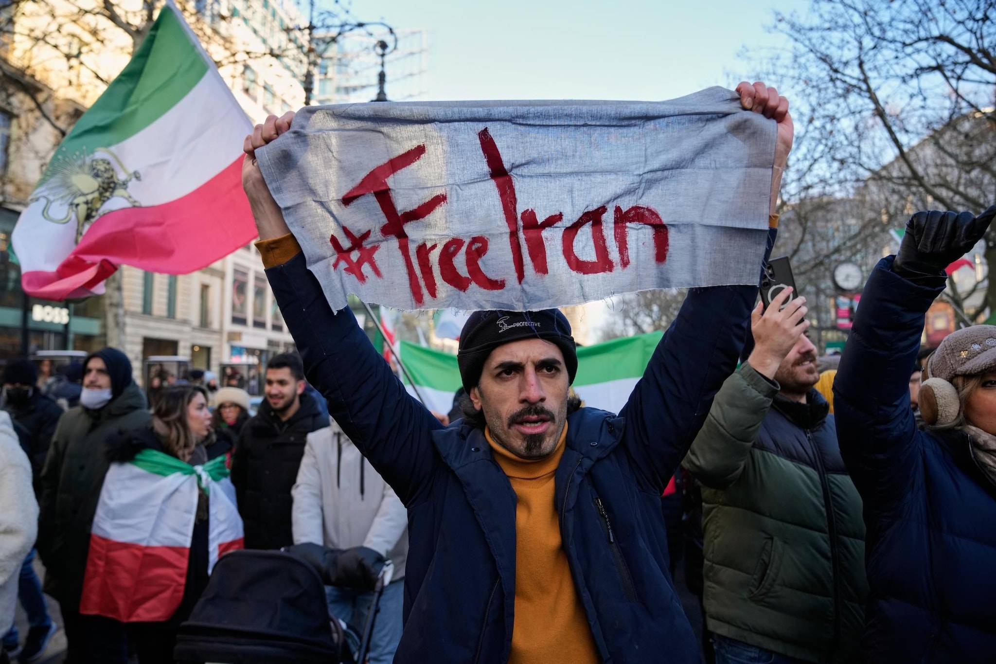 "Vogliamo la fine del regime e libere elezioni": a Fanpage le voci degli iraniani che protestano nel mondo