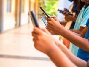 Età minima sui social, verso nuove regole in Europa e in Italia: la Lega propone divieti per gli under 14