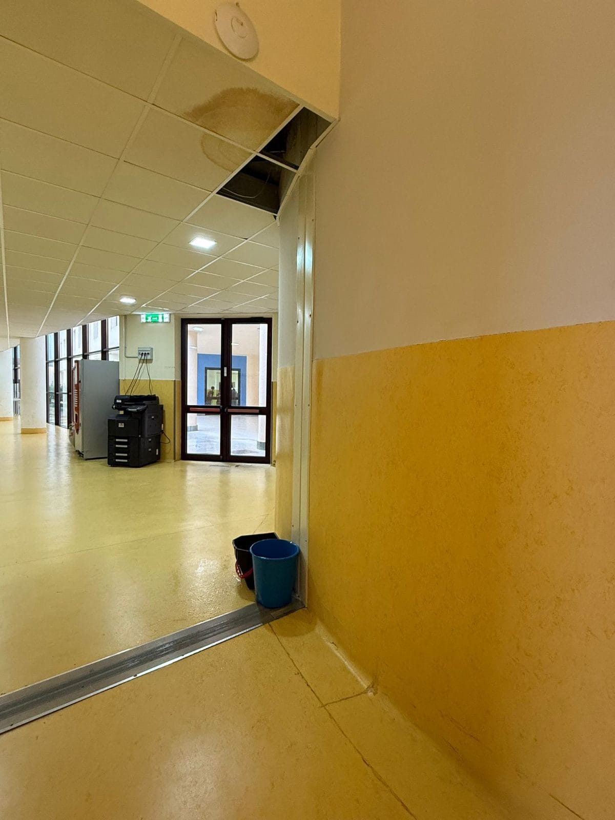 Tetto danneggiato e secchi per raccogliere l’acqua al liceo Pirandello di Bivona (Agrigento)