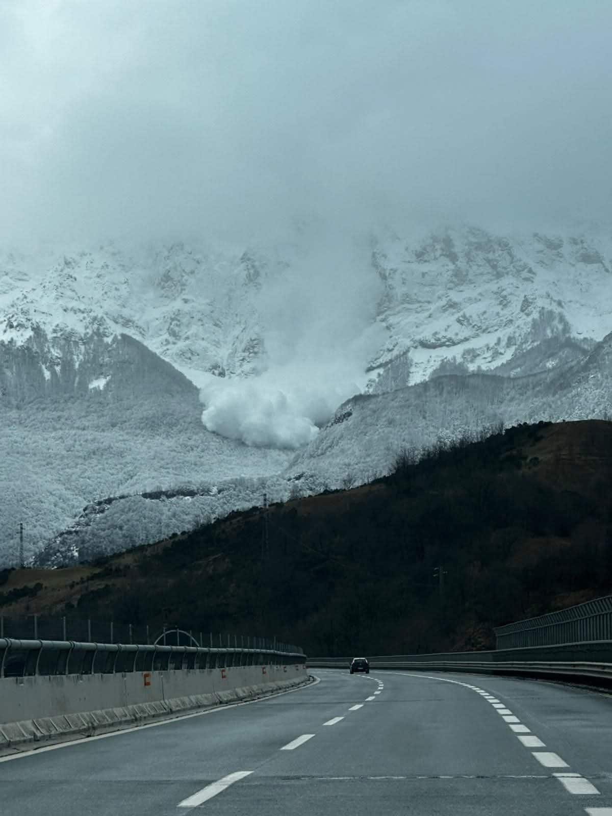 Slavina scesa dal paretone del Corno Grande del Gran Sasso: le incredibili immagini dall'Abruzzo