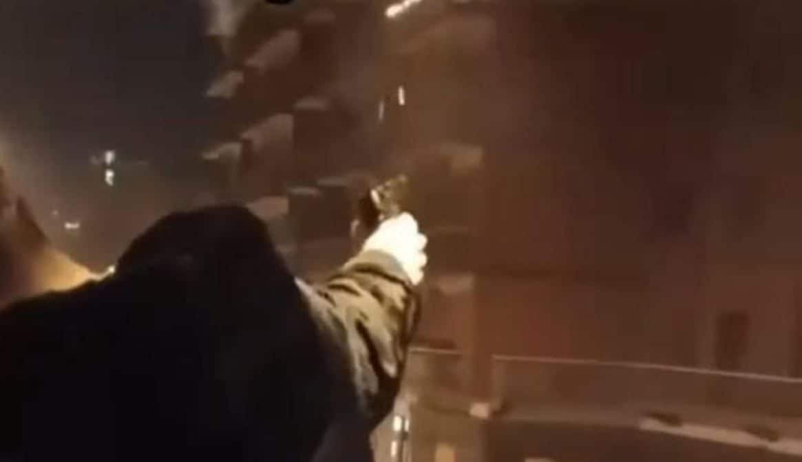 "Buon anno a tutti tranne agli infami", 14enne spara dal balcone a Capodanno: il video va sui social