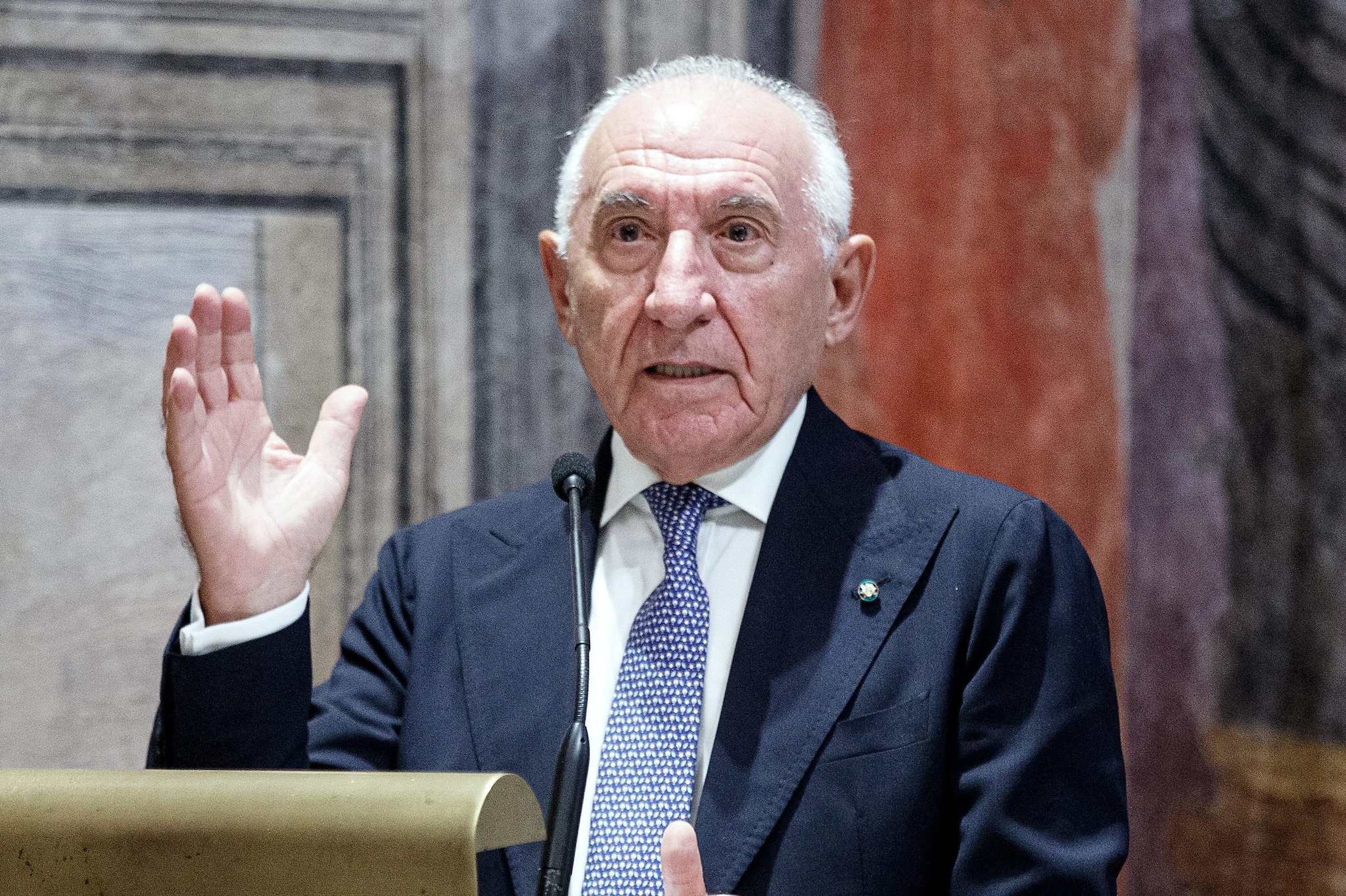 Auto blu per incontrare Arianna Meloni e sconti sui voli: le carte dell'inchiesta sul Garante Privacy