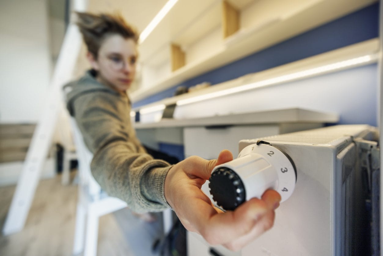 Scuole al freddo, da Nord a Sud studenti in classe con il cappotto: "In Aula temperature sotto i 10 gradi"