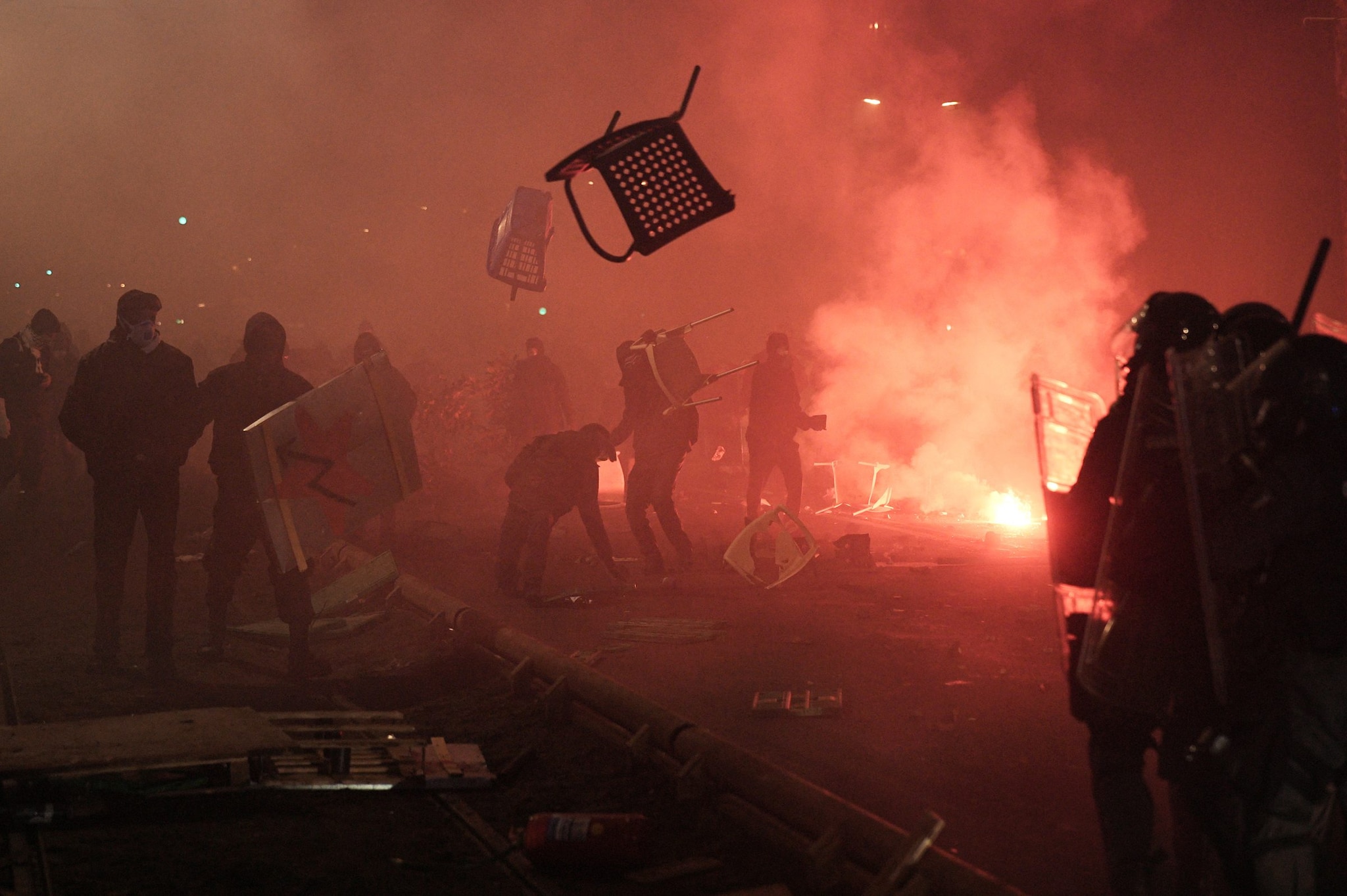 A Torino scontri al corteo per Askatasuna sgomberato: manifestanti lanciano bombe carta, idranti in azione
