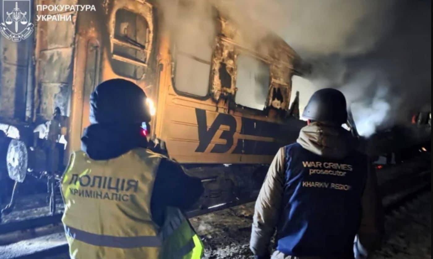 Ucraina, il video del treno passeggeri colpito da droni russi, Zelensky: "Atto puramente terroristico"