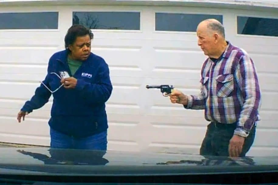 “Tuo nipote arrestato, dacci i soldi”, truffa anziano e ingaggia uber: pensionato spara ma uccide l’autista ignara