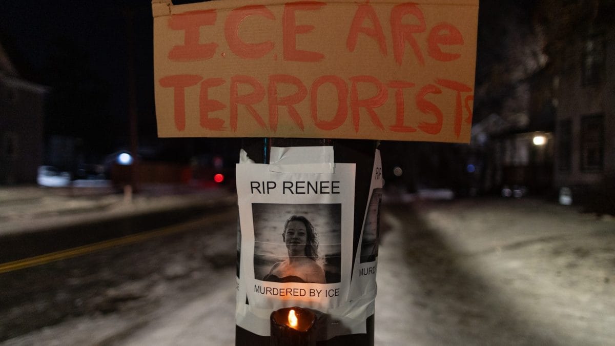 Una foto ricorda Renee Good, 37 anni, nel luogo dove è stata uccisa dall’Ice a Minneapolis.