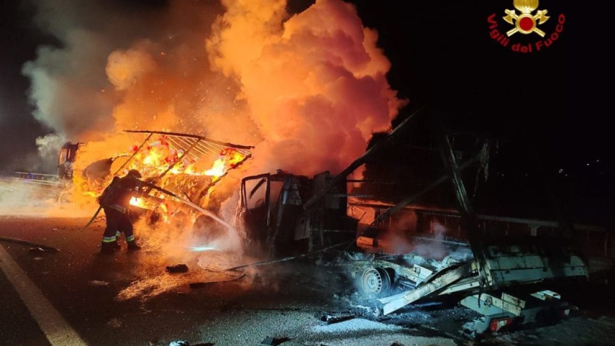 L’incendio dopo l’incidente a Brentino Belluno (VdF)