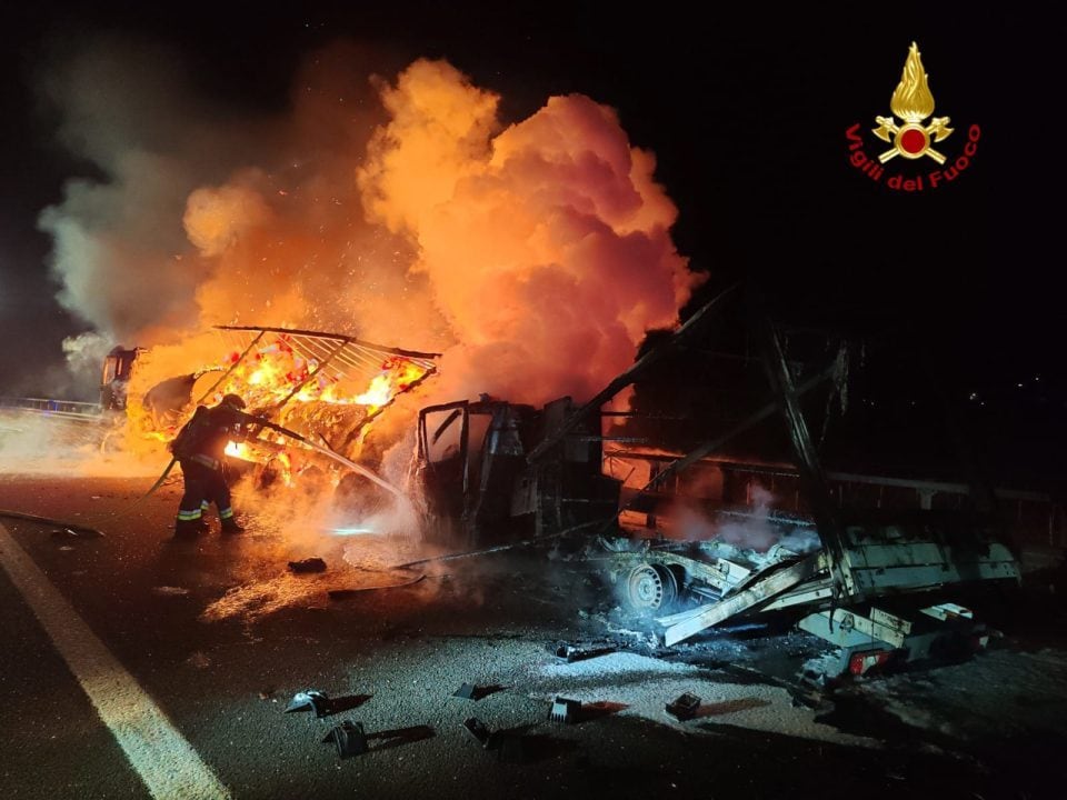 Furgone tampona tir in A22: due persone morte tra le fiamme. Autostrada del Brennero paralizzata