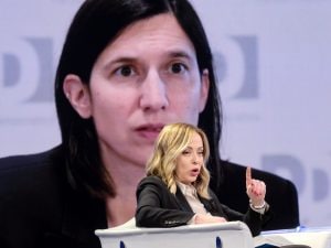 Sondaggi politici, cala il centrodestra ma scende anche il campo largo: Fratelli d’Italia ai minimi, cresce il Pd