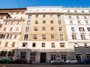 Giornalista identificato davanti alla sede di CasaPound a Roma, le opposizioni: “Doppio standard intollerabile”