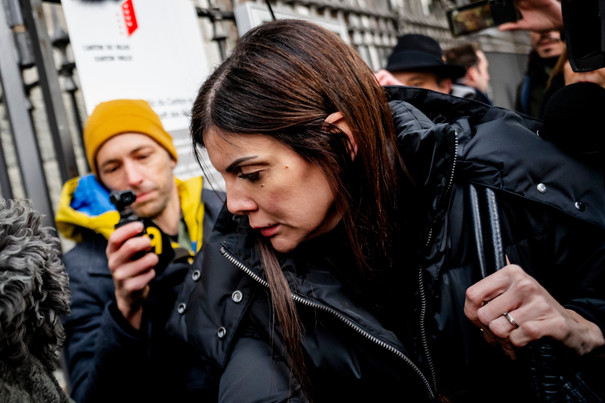 Crans-Montana, l'interrogatorio a Jessica Moretti: "Non ho usato l'estintore perché ero nel panico"