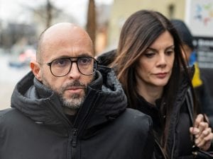 “Avete ucciso mio figlio”: Jacques e Jessica Moretti rischiano il linciaggio all’interrogatorio su Crans-Montana
