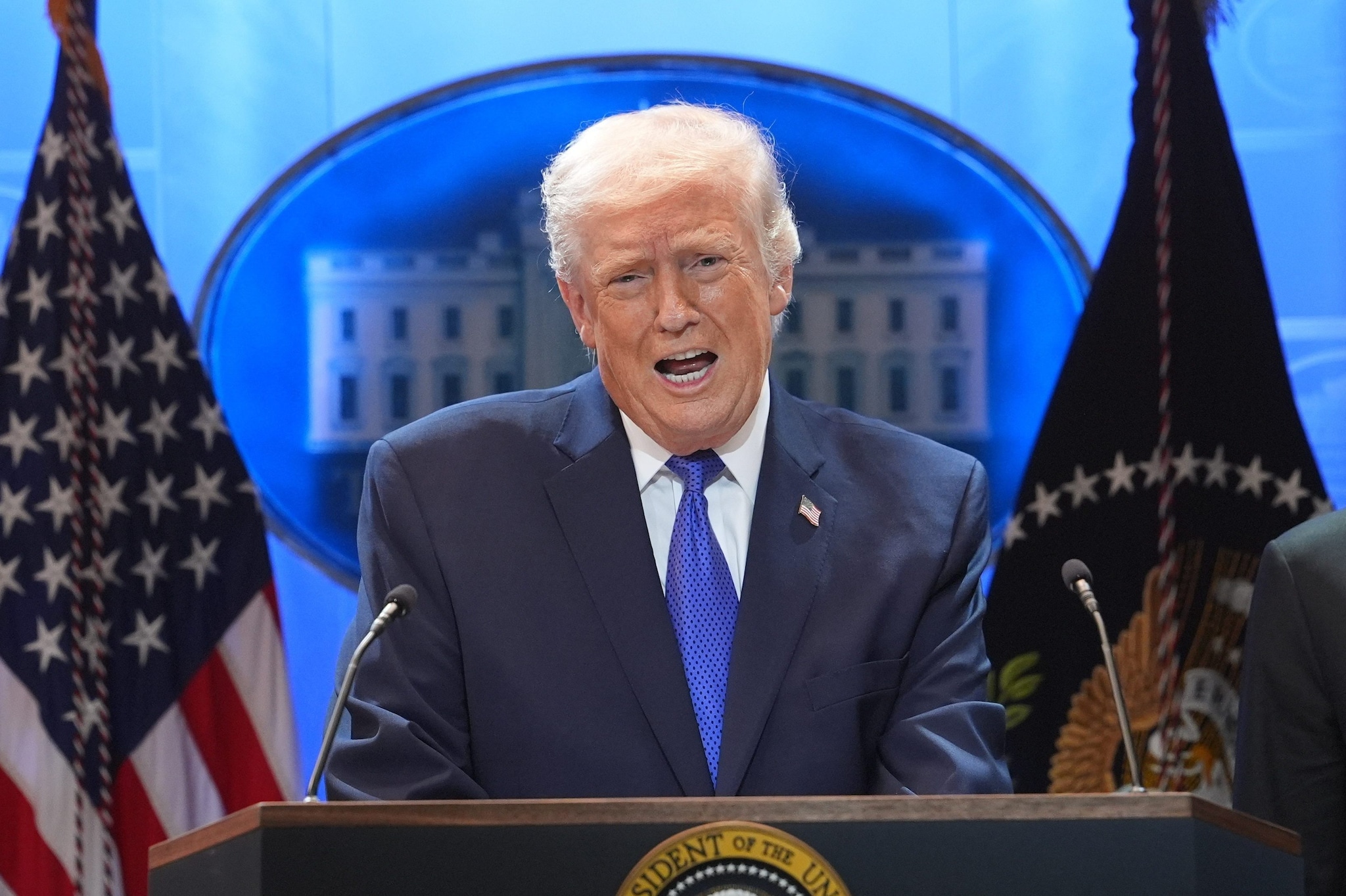 Trump annuncia nuovi dazi dopo lo stop della Corte Suprema: "Subito tariffe globali del 10%"