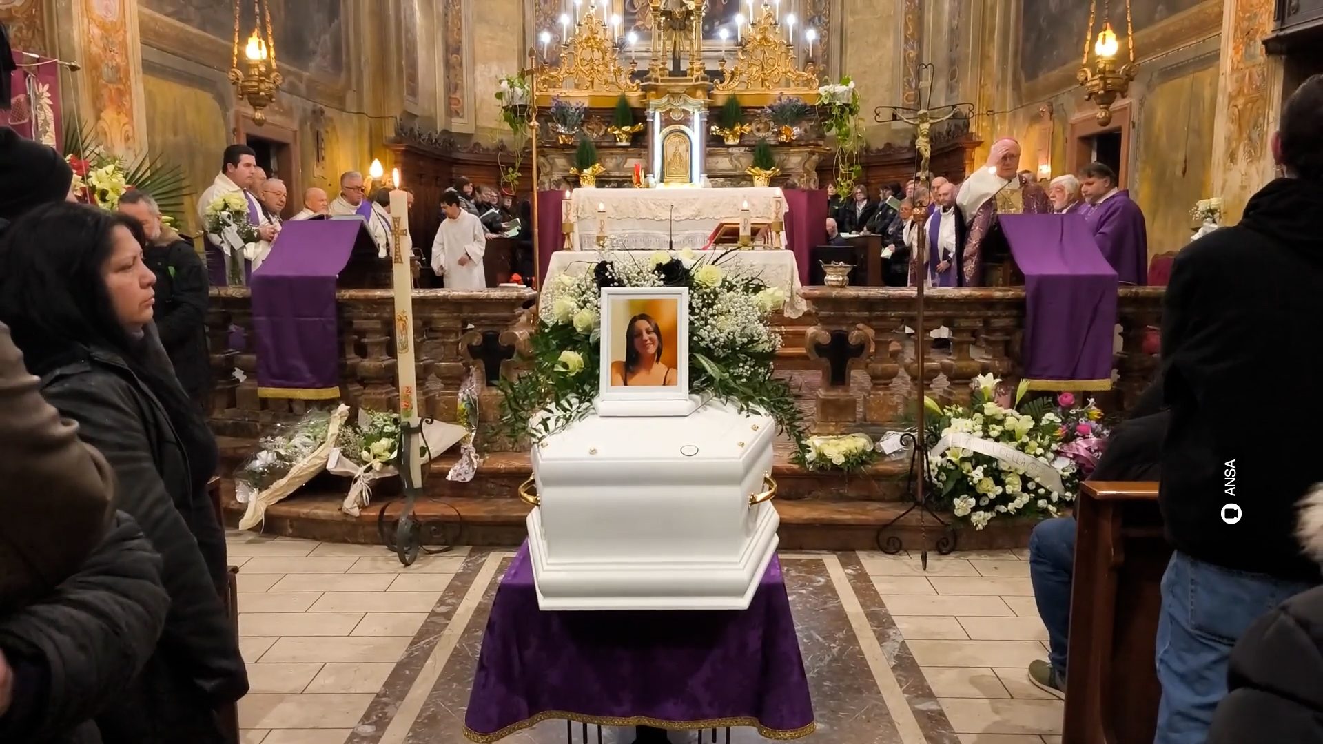 I funerali di Zoe Trinchero a Nizza Monserrato, il prete: "Realizzate i vostri sogni anche per lei"