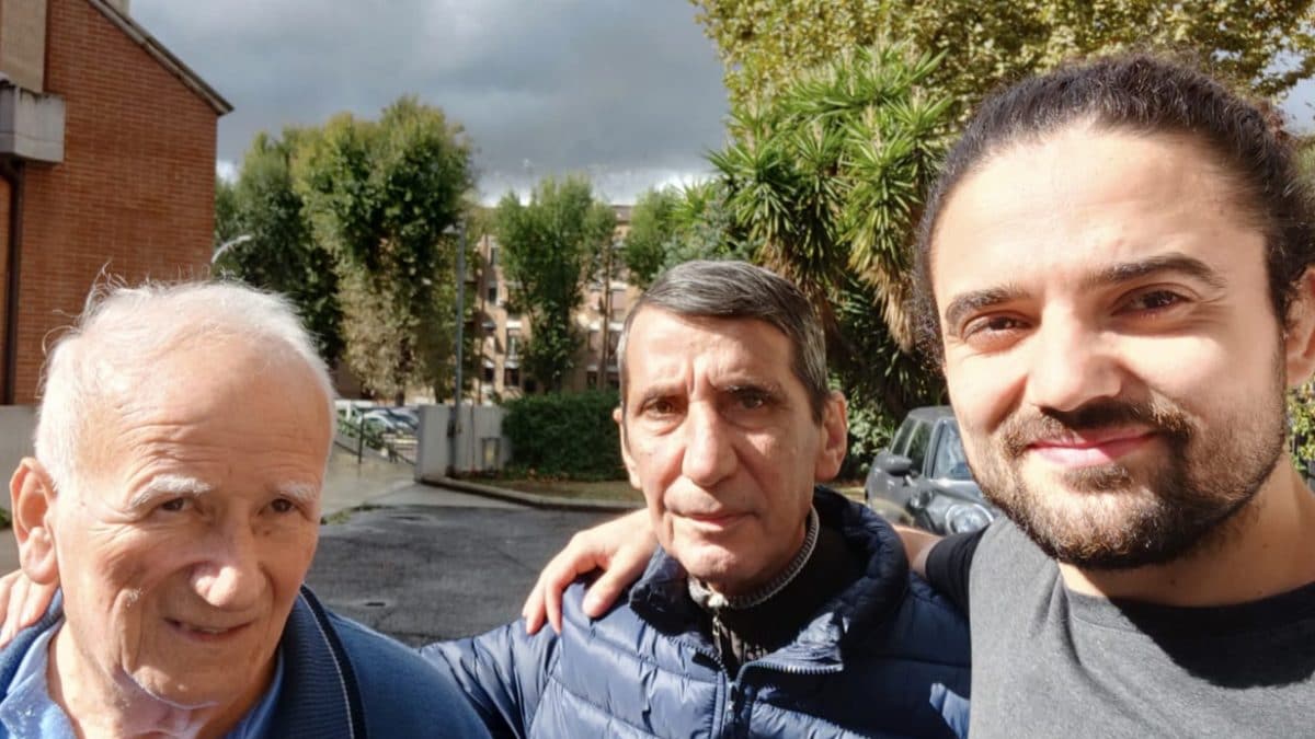 Roberto Mirco (al centro), insieme ad Alfonso Di Nicola (a sinistra) ed Emanuele Fortuzzi (a destra), rispettivamente fondatore e presidente di “Sempre Persona”.