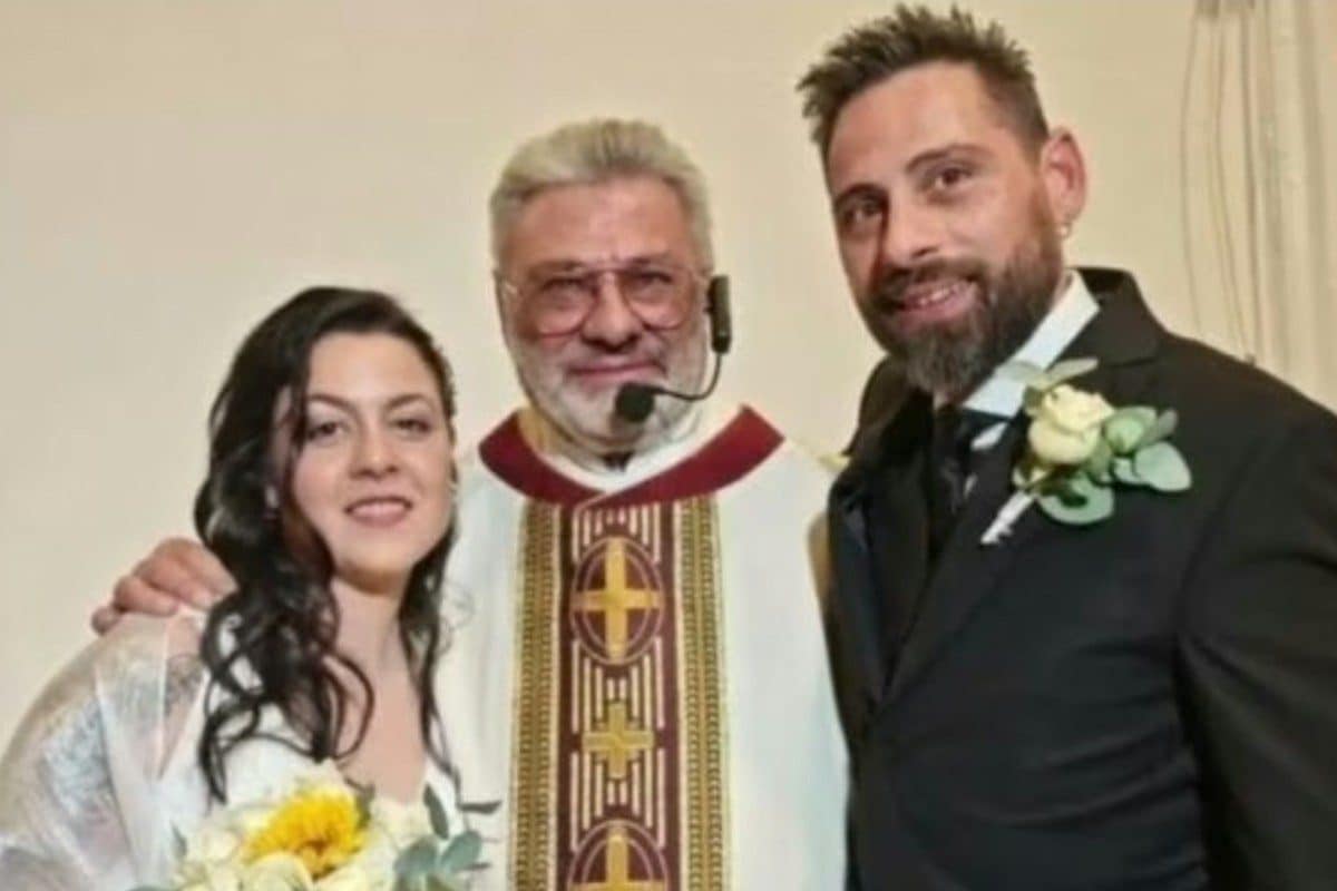 Dopo la morte della moglie diventa sacerdote: don Carlo Dei Lazzaretti celebra le nozze di uno dei suoi figli