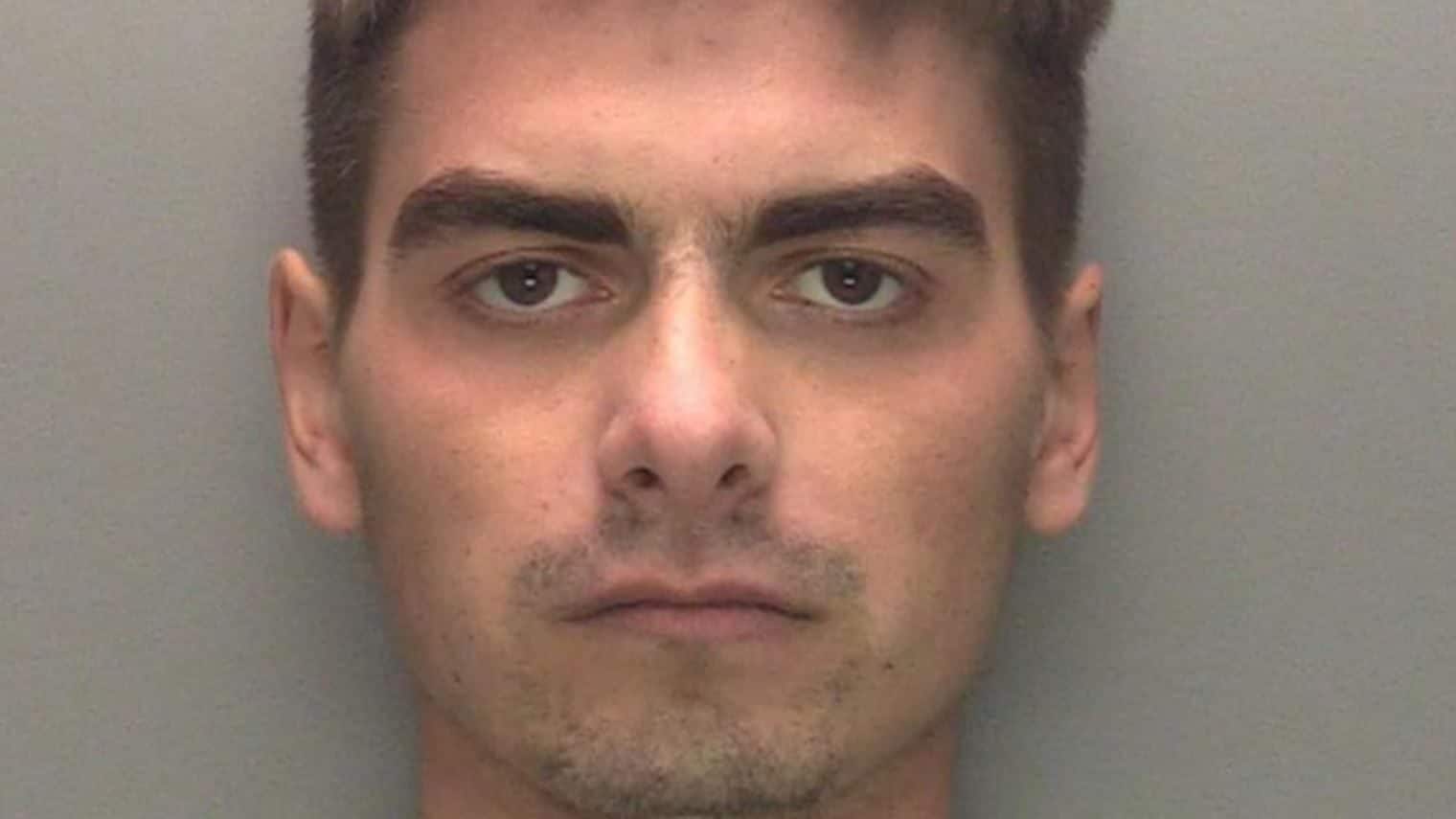 Pensa di essere controllato dalla Nasa e uccide a coltellate bimba di 9 anni in strada, condannato a 25 anni