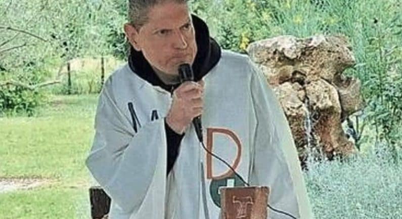 Il prete che vuole diventare padre: "Decisione presa dopo anni di solitudine", chi è Don Giovanni Gatto