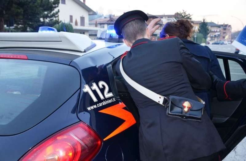Prova a sfondare la porta di casa dell'ex marito a colpi di tenaglia: donna arrestata a Taranto