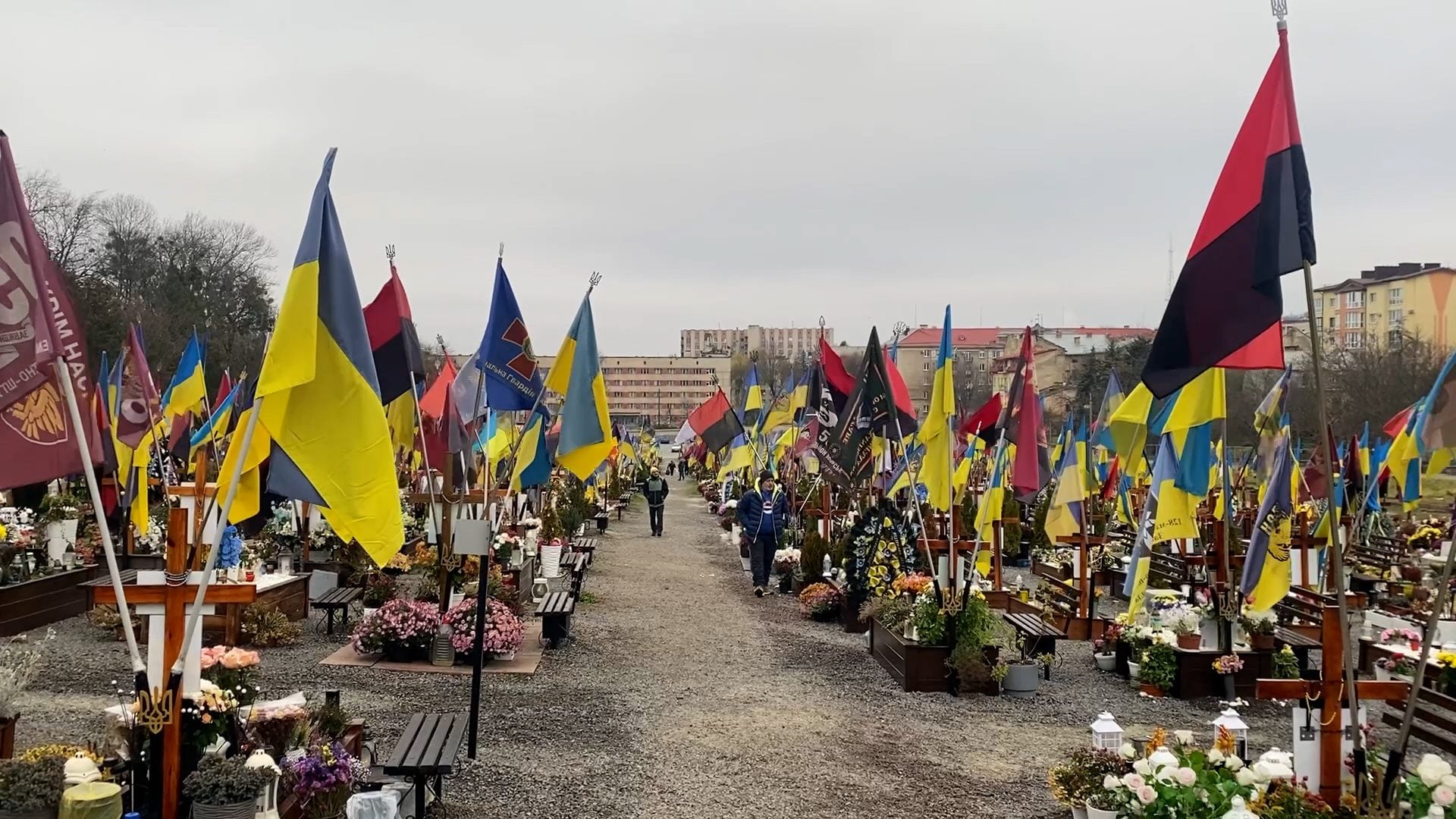 Il cimitero dei caduti di guerra a Leopoli. Non c’è più spazio per seppellire i morti