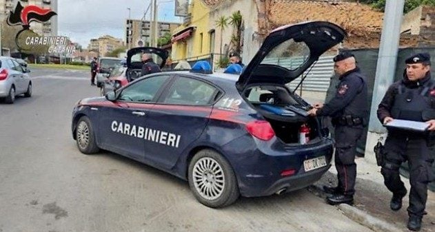 "Vi ammazzo nel sonno": 34enne minaccia i genitori per la droga, lo denunciano e lui tenta di gettarsi dal balcone