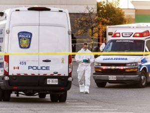 Canada, donna entra in una scuola, uccide 10 persone poi si toglie la vita: ignoto il movente