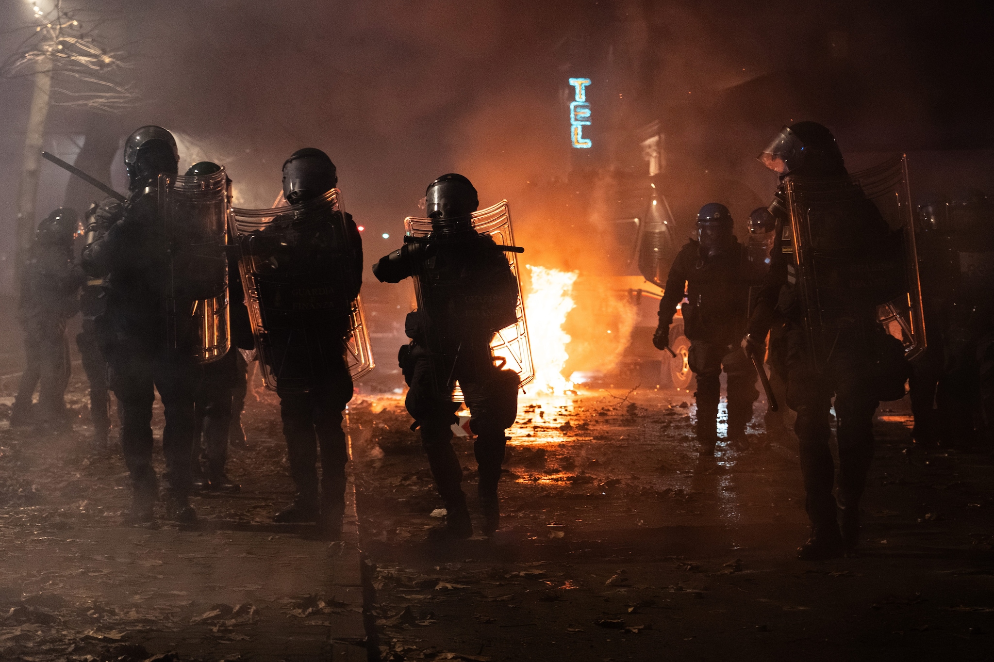 Scontri di Torino, l'analisi del generale: "Dalla polizia più muscoli che cervello. Scudo penale inaccettabile"