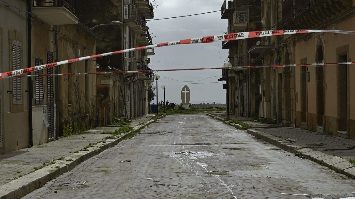 La croce simbolo di Niscemi prima della caduta