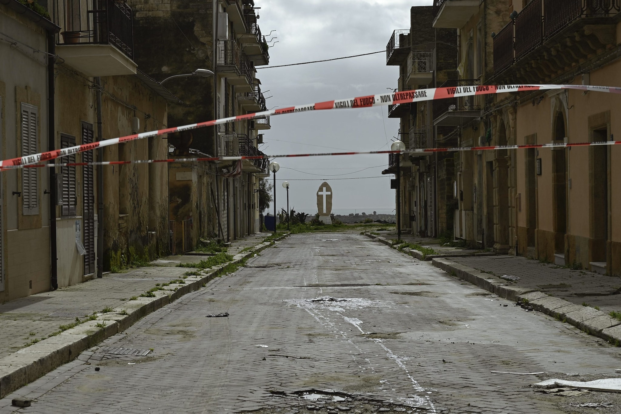 Crolla la croce simbolo di Niscemi: "Eretta in memoria della chiesa distrutta nel 97, la frana non si ferma"