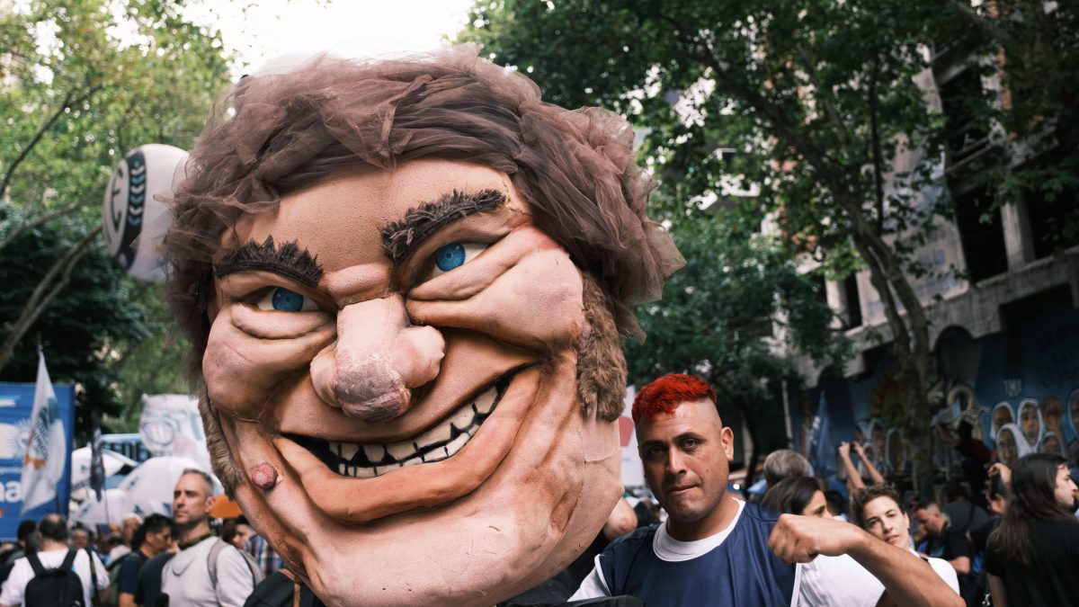 Una caricatura di Milei durante la protesta davanti al Congresso a Buenos Aires, Argentina