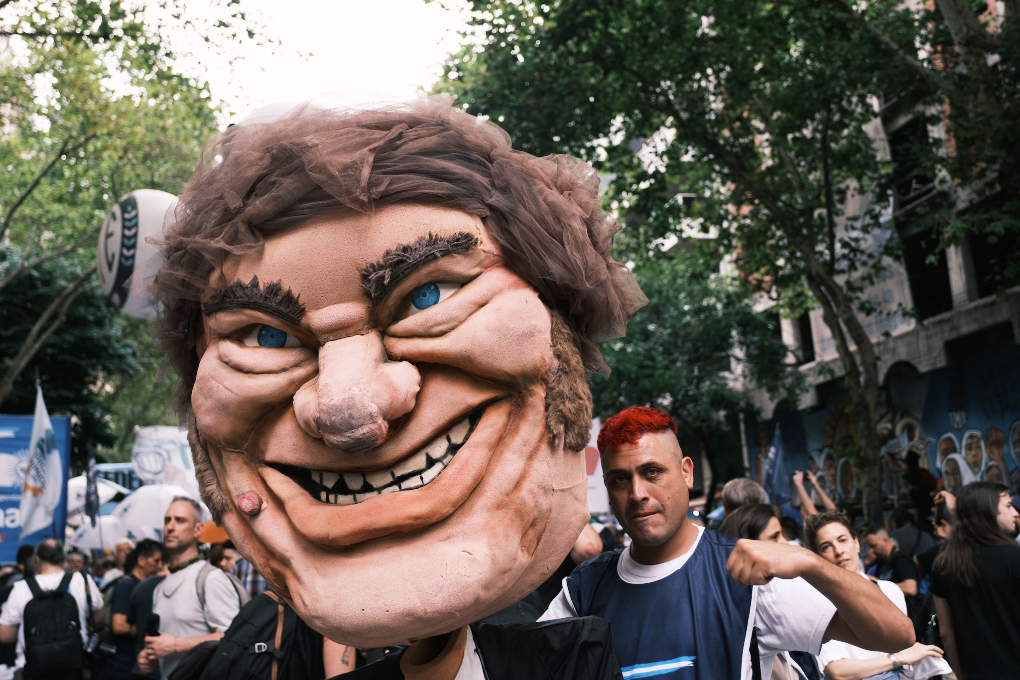 Turni di lavoro da 12 ore e ferie che durano al massimo una settimana: la riforma che spacca l'Argentina