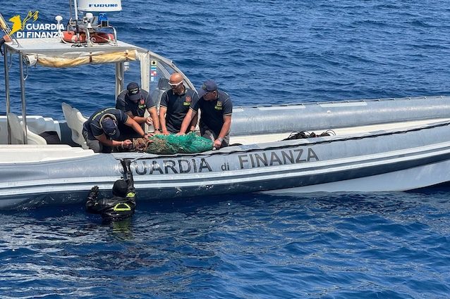 la Guardia di Finanza recupera reperti in Puglia