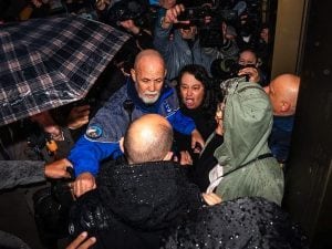 Crans-Montana, la mamma che aggredito i Moretti: “Mi fanno solo rabbia. Mio figlio è morto bruciato vivo”