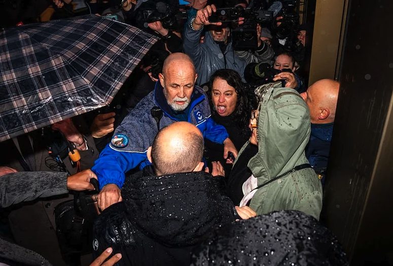 Crans-Montana, la mamma che aggredito i Moretti: "Mi fanno solo rabbia. Mio figlio è morto bruciato vivo"