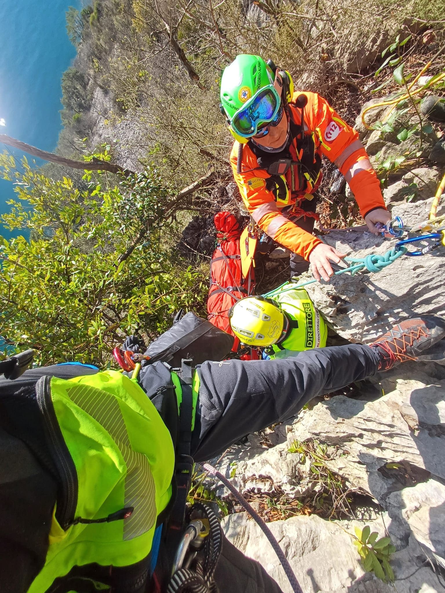 Le immagini del salvataggio della donna portata via in barella