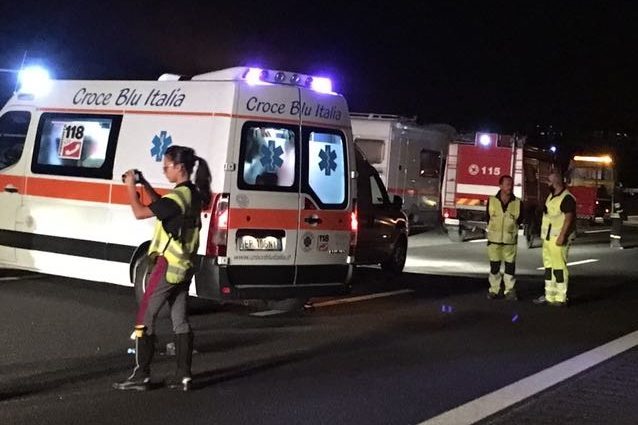 Si fermano ad aiutare i feriti di un tamponamento e vengono travolti da un'auto: un morto e 3 feriti sull'A1
