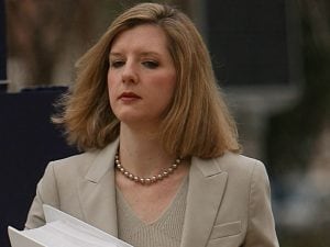 Caso Epstein, dimessa Kathy Ruemmler, responsabile legale Goldman Sachs: “Completamente vestita da zio Jeffrey”