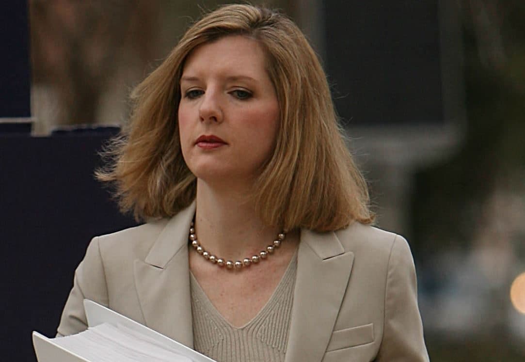 Caso Epstein, dimessa Kathy Ruemmler, responsabile legale Goldman Sachs: "Completamente vestita da zio Jeffrey"