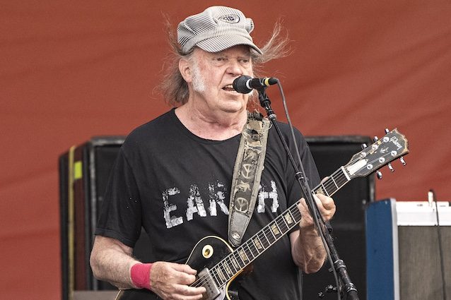 Neil Young cancella il tour europeo: saltano anche i due concerti italiani previsti a luglio 2026