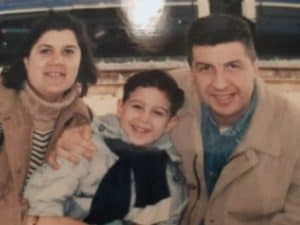 Adottato da piccolo, incontra i genitori biologici e scopre di avere un gemello: “Vorrei dirgli che lo aspetto”