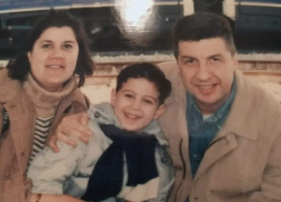 Adottato da piccolo, incontra i genitori biologici e scopre di avere un gemello: “Vorrei dirgli che lo aspetto”