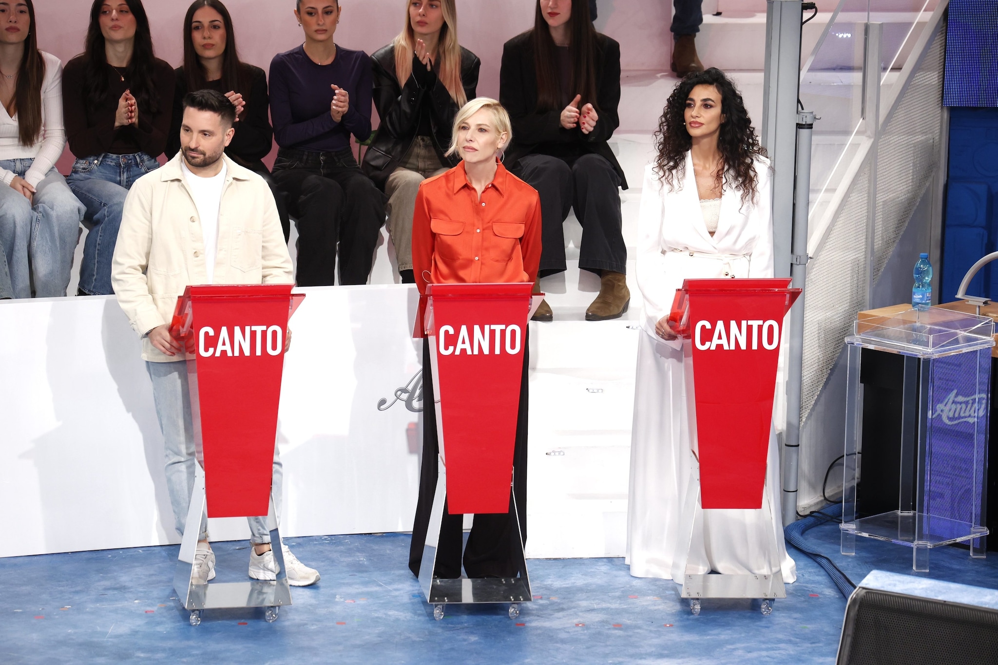 I rappresentanti della radio, via Amici 25