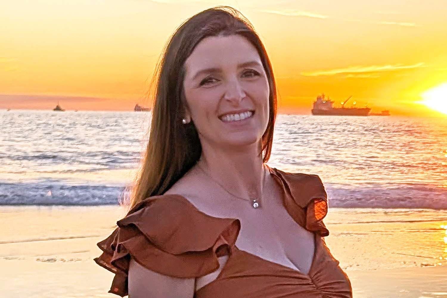 Passeggia in bici con marito e figli, 36enne incinta travolta e uccisa da un'auto: morta anche bimba in grembo