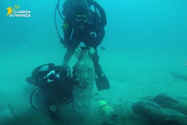 Trovati i resti di una nave di età romana con carico di anfore nel Mar Ionio: la scoperta tenuta nascosta per mesi