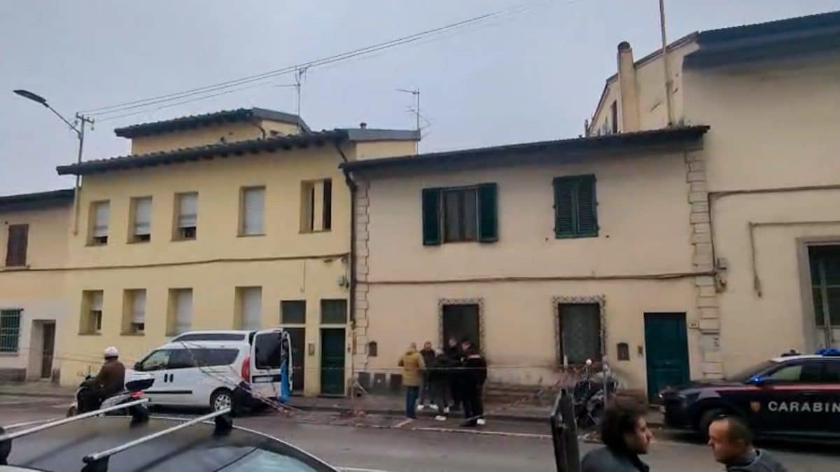 La palazzina alla periferia di Firenze dove questa notte è stato trovato un uomo senza vita