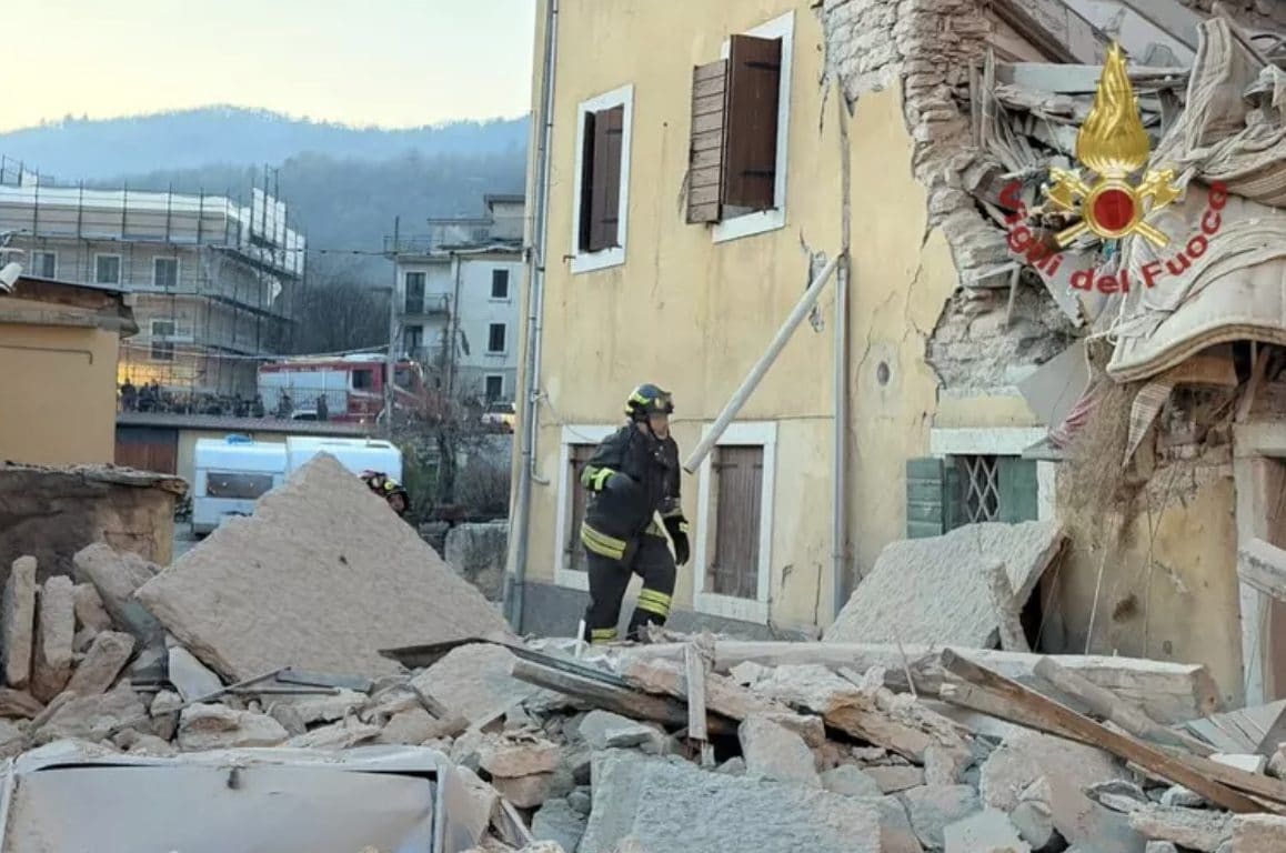 Esplode e crolla un palazzo nel Veronese: salve tre persone, si cerca un uomo sotto le macerie