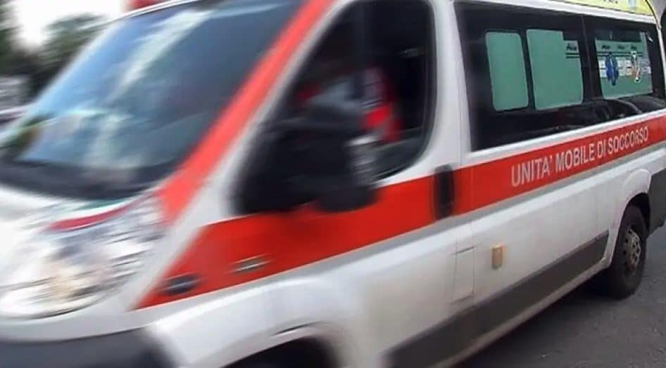 Si schianta contro un camion dell'immondizia: Luisa muore a 42 anni in Salento, aveva quattro figli