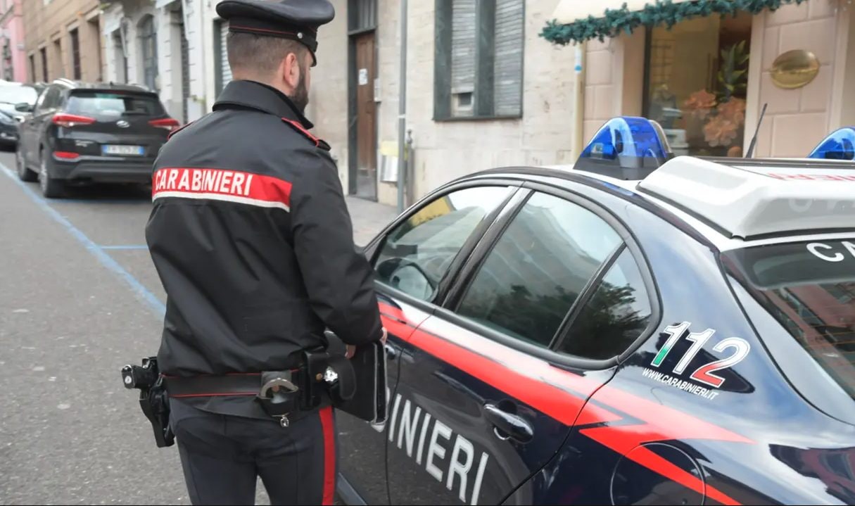 Sedia lanciata dalla finestra della scuola, colpita una 18enne a La Spezia. Lo studente: "Solo una bravata"